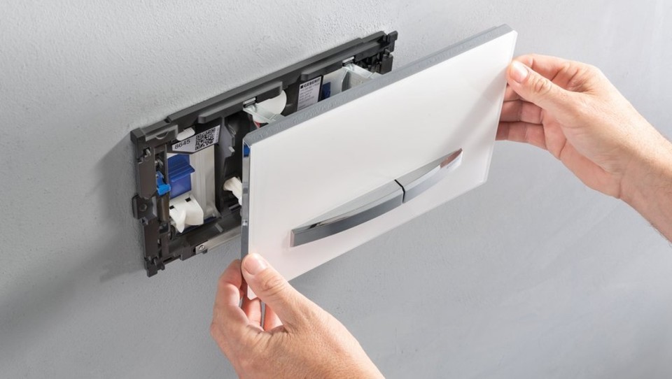 Geberit DuoFresh bedieningsplaat naar voren halen