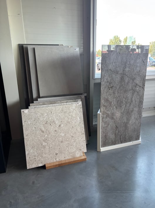 TGN schuine display